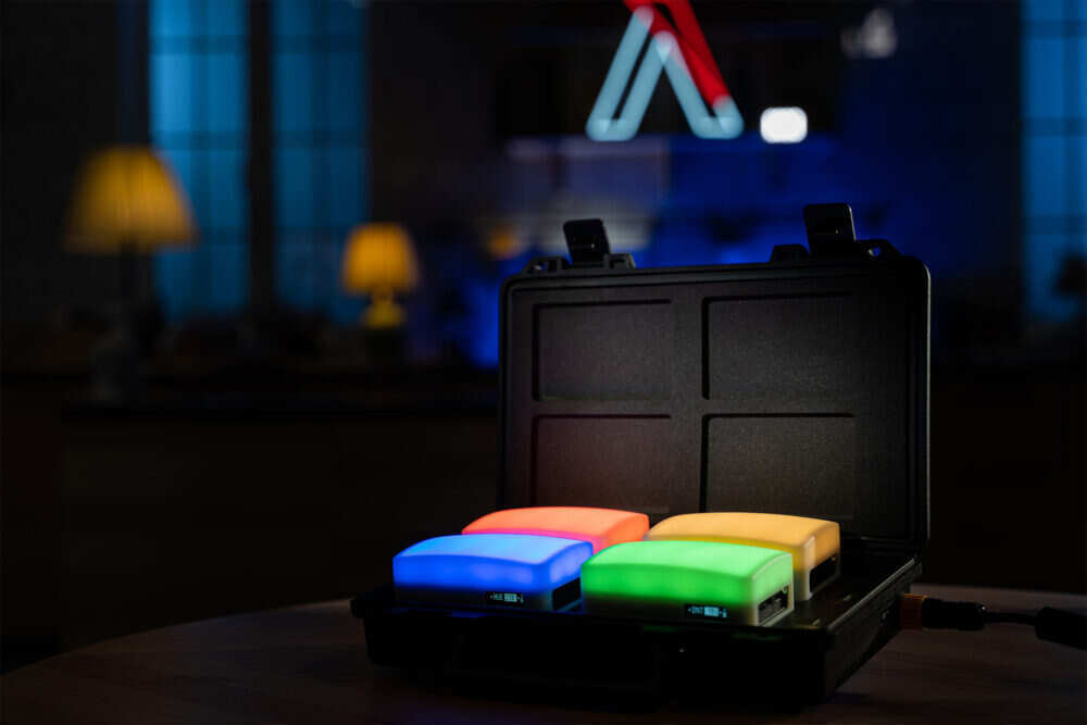 Cathay Photo | Aputure MC 4-Light Travel Kit
